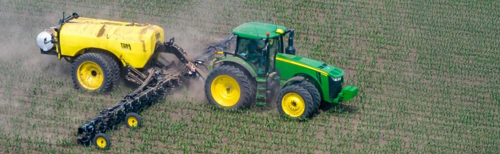 Tracteur qui répand des pesticides dans un champ © James Baltz