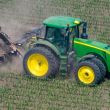 Tracteur qui répand des pesticides dans un champ © James Baltz