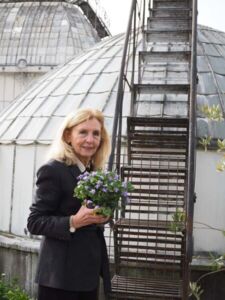Marie-Th&eacute;r&egrave;se Esquerr&eacute;-Tugay&eacute; devant les serres municipales de Toulouse, en lien avec ma recherche sur la violette - Photo MT Esquerr&eacute;-Tugay&eacute;